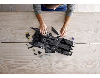 LEGO® Super Heroes 76139 Batmobile ™ 1989: prenasledovanie Jokera