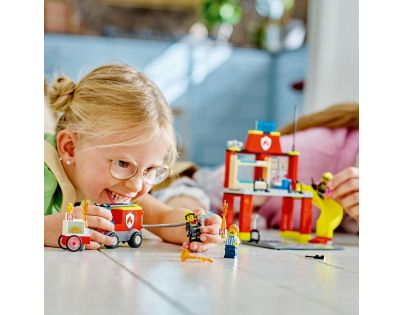 LEGO® City 60375 Hasičská stanica a auto hasičov