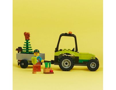 LEGO® City 60390 Traktor v parku