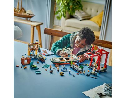 LEGO® City 60422 Prístav s nákladnou loďou