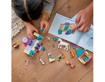 LEGO® Disney Ledové království 43204 Zábava na zámku s Annou a Olafom