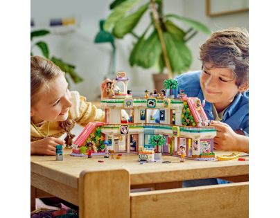 LEGO® Friends 42604 Nákupné centrum v mestečku Heartlake