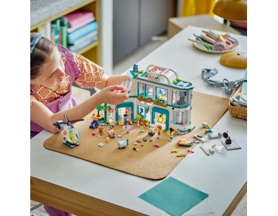 LEGO® Friends 42621 Nemocnica v mestečku Heartlake