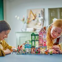 LEGO® Friends 42670 Apartmány a obchody v mestečku Heartlake 3