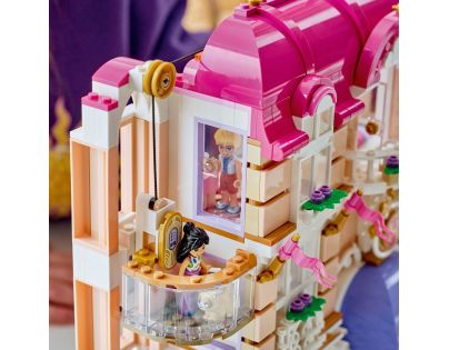 LEGO® Friends 42704 Grand Hotel v mestečku Heartlake