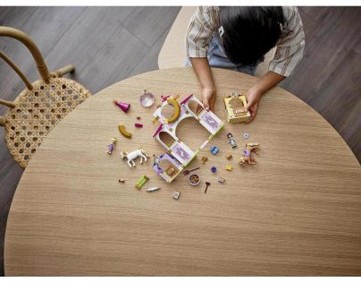 LEGO® Disney Princess™ 43195 Kráľovské stajne Krásky a Rapunzel