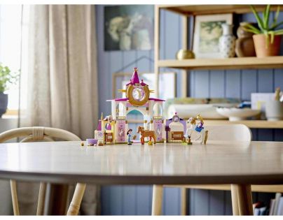 LEGO® Disney Princess™ 43195 Kráľovské stajne Krásky a Rapunzel