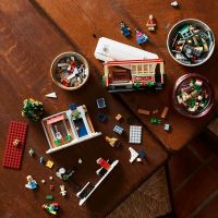 LEGO® Icons 10308 Vianoce na hlavnej ulici 4