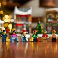 LEGO® Icons 10308 Vianoce na hlavnej ulici 6