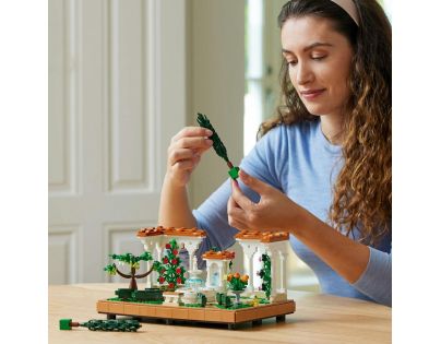 LEGO® Icons 10359 Záhrada s fontánou - Poškodený obal