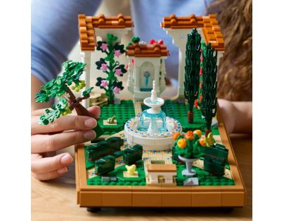 LEGO® Icons 10359 Záhrada s fontánou - Poškodený obal