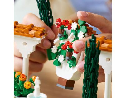 LEGO® Icons 10359 Záhrada s fontánou