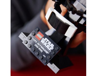 LEGO® Star Wars™ 75327 Helma Luka Skywalkera Red Five - Poškodený obal