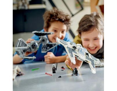 LEGO® Star Wars™ 75348 Mandaloranská stíhačka triedy Fang proti TIE Interceptoru