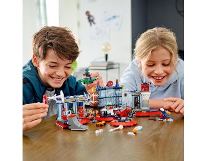 LEGO® Super Heroes Útok na pavúčí brloh