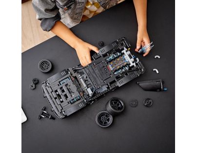 LEGO® Technic 42127 Batman Batmobil - Poškodený obal