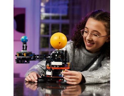 LEGO® Technic 42179 Planéta Zem a Mesiac na obežnej dráhe - Poškodený obal