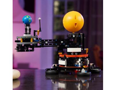 LEGO® Technic 42179 Planéta Zem a Mesiac na obežnej dráhe - Poškodený obal