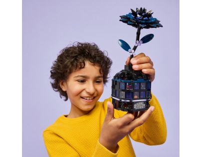 LEGO® Wednesday 76784 Čierna georgína