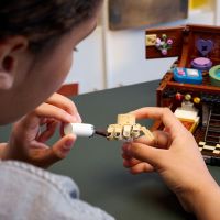 LEGO® Wednesday 76785 Vec a jeho byt 5
