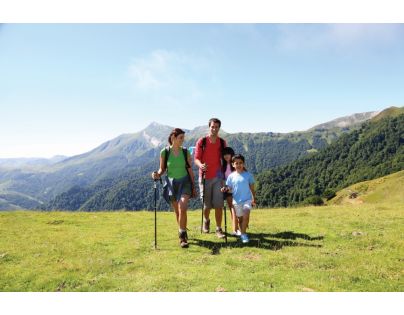 Lexibook Digitálne nabíjacie vysielačky s dosahom až 5 km s nabíjacou stanicou 8 kanálov