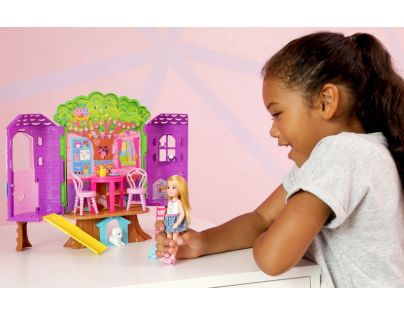 Mattel Barbie Chelsea a domeček na stromě