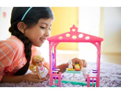 Mattel Barbie Chelsea s doplňky Zahradní houpačka