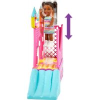 Mattel Barbie Opatrovateľka so skákacím hradom Skipper 3