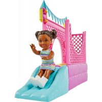 Mattel Barbie Opatrovateľka so skákacím hradom Skipper 5