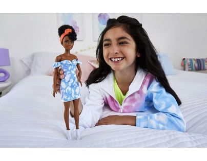 Mattel Barbie modelka džínsové šaty HBV17