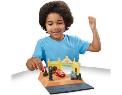 Mattel Cars action shifters herní set Luigiho obchod s pneumatikami