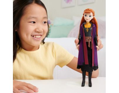 Mattel Frozen bábika Anna vo fialovom plášti 29 cm