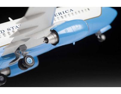 Model Kit lietadlo Boeing 737-700 C-40B 1: 144
