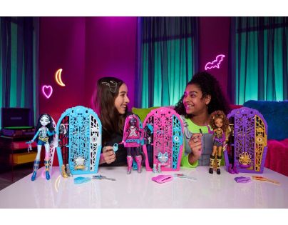 Monster High Skulltimate Secrets Hauntlywood Mysteries bábika - catty