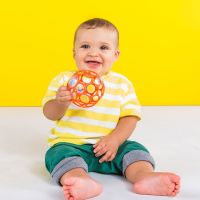 Oball Loptička Oball Rattle 10 cm červená 2