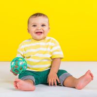 Oball Loptička Oball Rattle 10 cm tmavo zelená 2