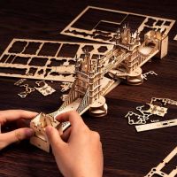 RoboTime drevené 3D puzzle most Tower Bridge svietiaci 5