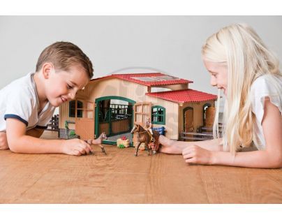 Schleich Stáj s příslušenstvím