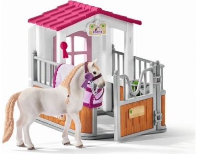 Schleich 42368 Stajňa s kobylou Lusitano