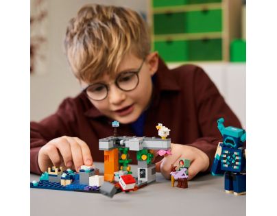 LEGO® Minecraft® 21274 Stretnutie so Strážcom