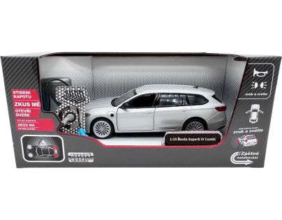 Sparkys 1:35 Škoda Superb IV Combi Striebrno šedá + nabíjacia stanica