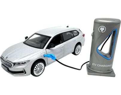 Sparkys 1:35 Škoda Superb IV Combi Striebrno šedá + nabíjacia stanica