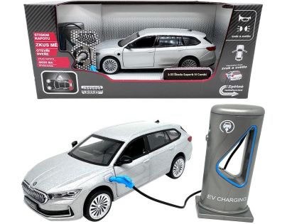 Sparkys 1:35 Škoda Superb IV Combi Striebrno šedá + nabíjacia stanica