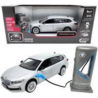 Sparkys 1:35 Škoda Superb IV Combi Striebrno šedá + nabíjacia stanica