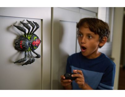Spin Master HEX Bots RC tarantula lezúca po stenách