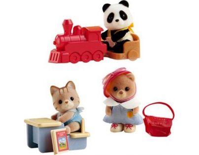 Sylvanian Families Baby příslušenství - panda, méďa a veverka si hrají doma - Méďa