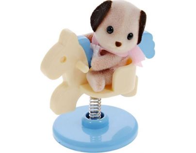 Sylvanian Families Baby příslušenství - štěně, méďa a králík si hrají doma - Štěně