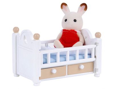 Sylvanian families Nábytek chocolate králíků - baby králík v postýlce