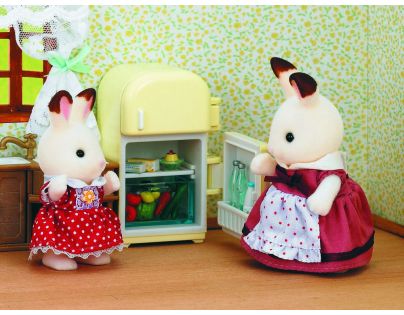 Sylvanian Families Nábytek chocolate králíků mamka u ledničky