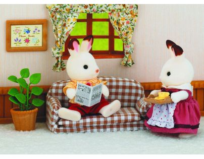 Sylvanian Families Nábytek chocolate králíků taťka na pohovce